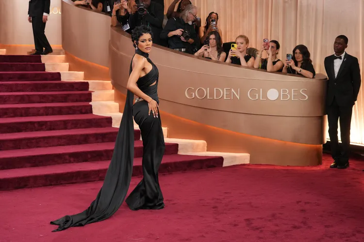 堤亞娜泰勒以Schiaparelli黑色鏤空禮服搭配Tiffany & Co.珠寶。美聯社