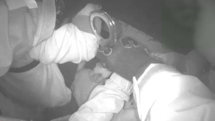 警員緝獲失聯移工。翻攝畫面