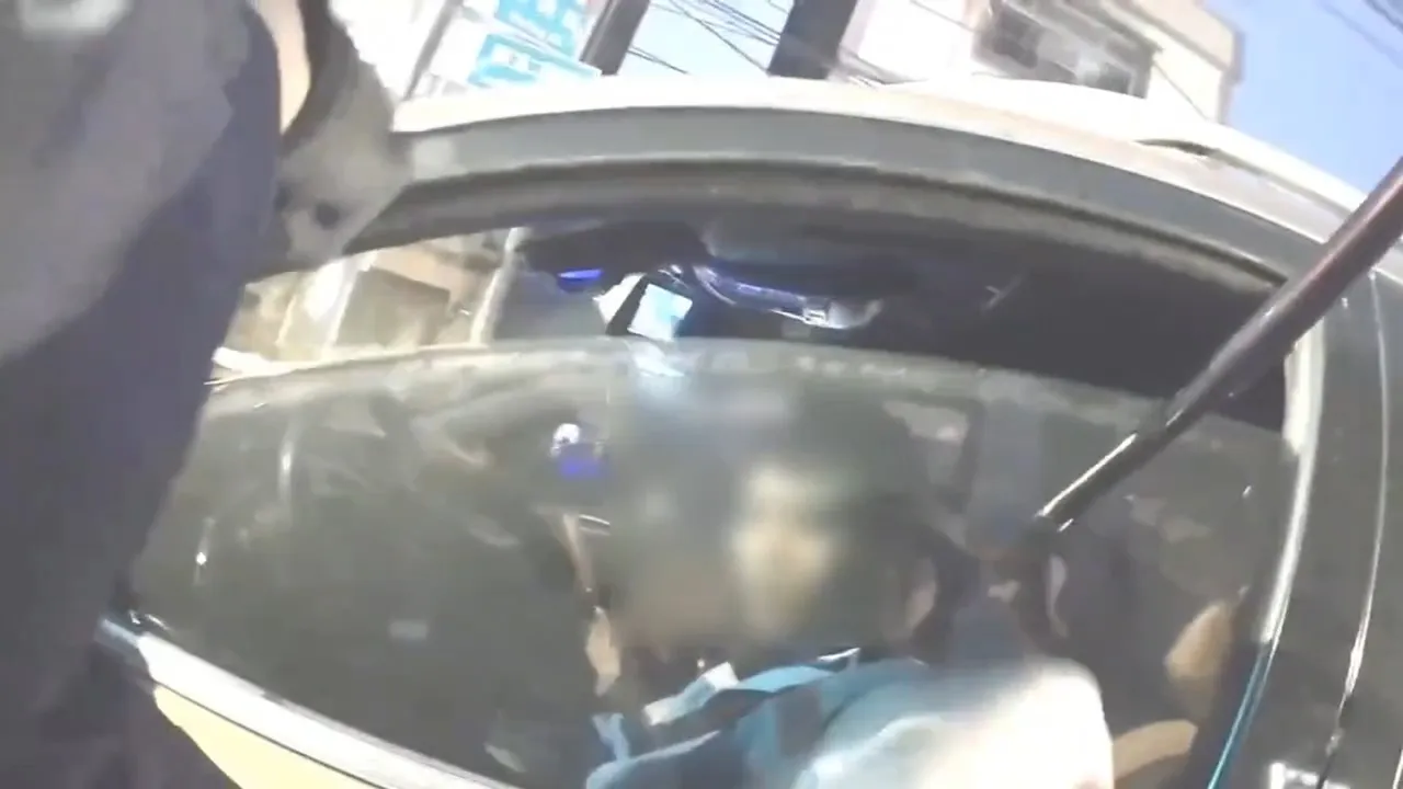 警方喝令车上人员下车。翻摄画面