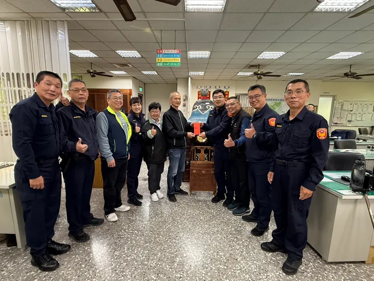 如今真神轎總算尋回，廟方人員前往鹽水分駐所表達感謝之意。警方提供