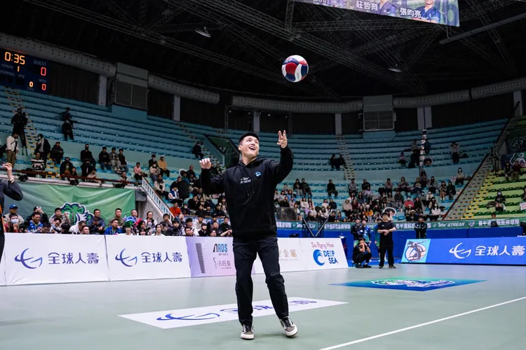 夢想家籃球員林俊吉力挺台中球隊，擔任連莊排球隊開球嘉賓。連莊提供