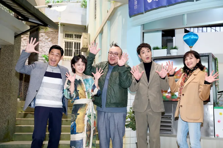 葉天倫（中）爆料侯彥西（右二）在片場非常皮，戲裡每個人都被他逗笑。攝影中心攝