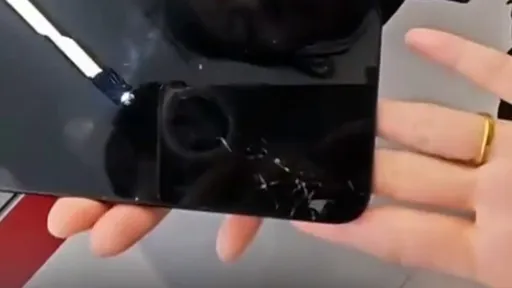 小米店員「摔手機證明防摔」　尷尬！螢幕直接破裂了