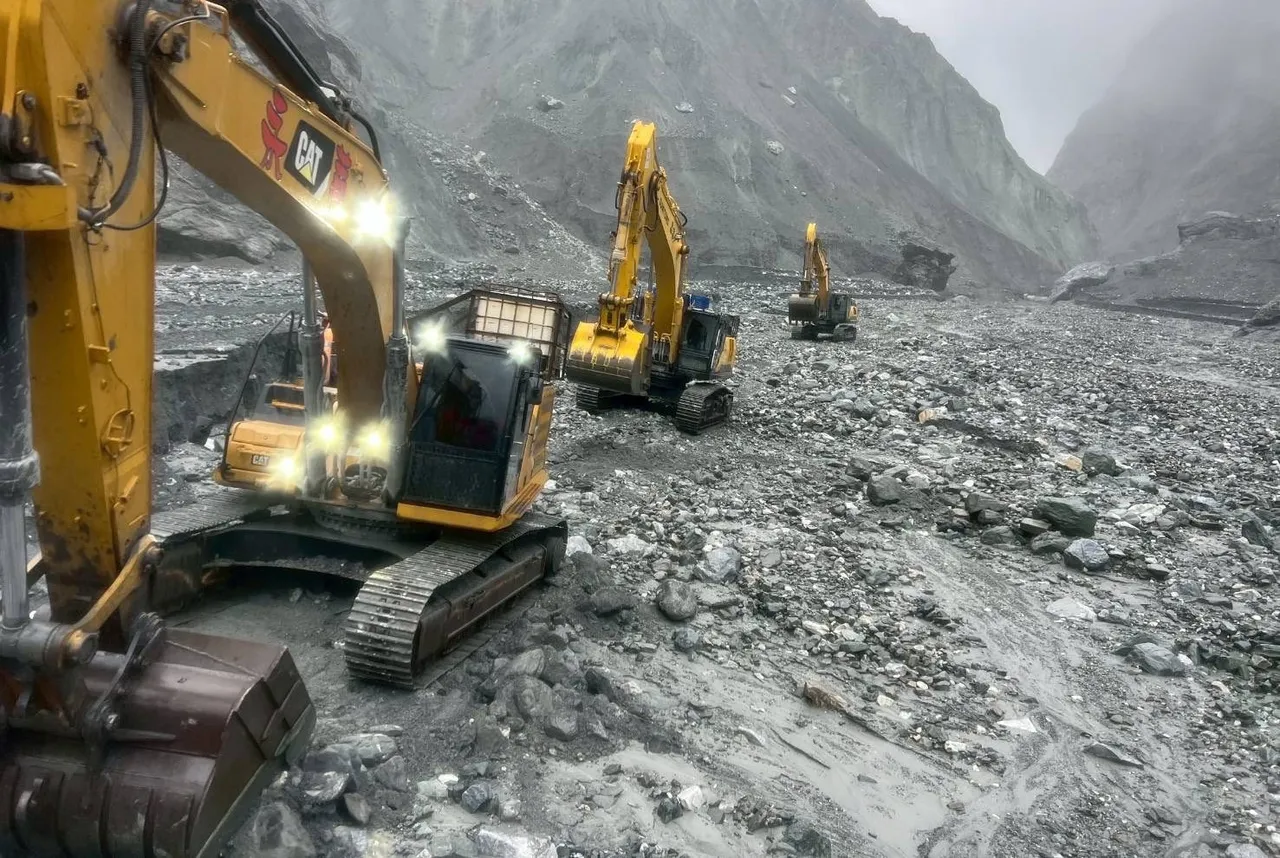 花蓮縣議會議長張峻表示，位於馬太鞍溪上游的堰塞湖湖水目前已幾乎見底。翻攝張峻臉書