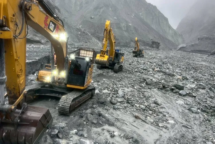 花蓮縣議會議長張峻表示，位於馬太鞍溪上游的堰塞湖湖水目前已幾乎見底。翻攝張峻臉書