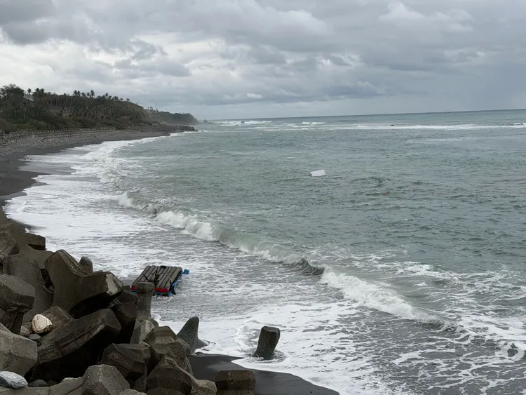 金樽漁港外海船膠筏翻覆意外。台東縣消防局提供