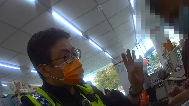 員警霸氣說「我們警察在你面前，你要相信警察」。民眾提供