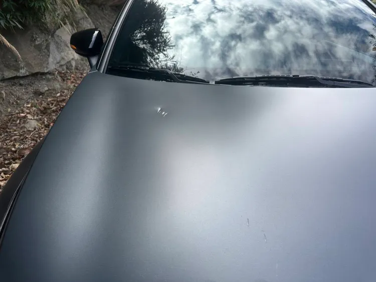 車子引擎蓋也受損。民眾提供