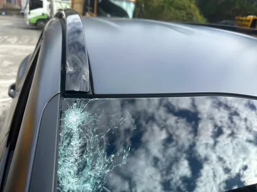 泰安溫泉泡湯遇驚魂　苗62線落石擊中休旅車！前擋玻璃碎裂