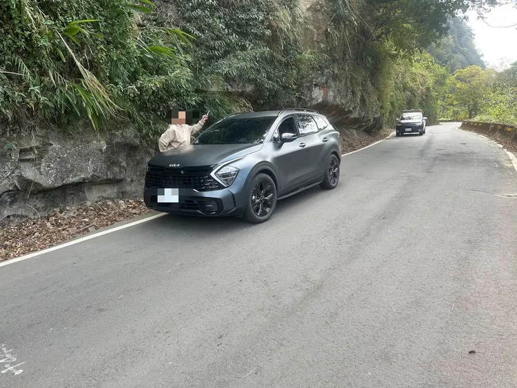 駕駛從台北到泰安溫泉泡湯，途中被落石擊中車子。民眾提供