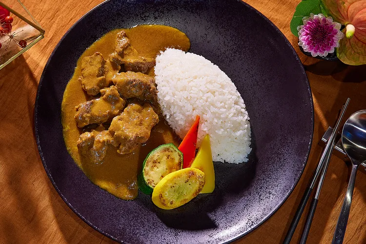 大廳酒吧月台町招牌「和牛咖哩飯」以三星若狹牛升等售價維持每份680元。JR東日本大飯店台北提供