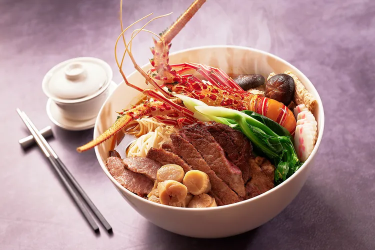 凱華樓中華料理「龍蝦和牛肉麵」以濃郁湯頭結合龍蝦鮮甜與和牛脂香。JR東日本大飯店台北提供