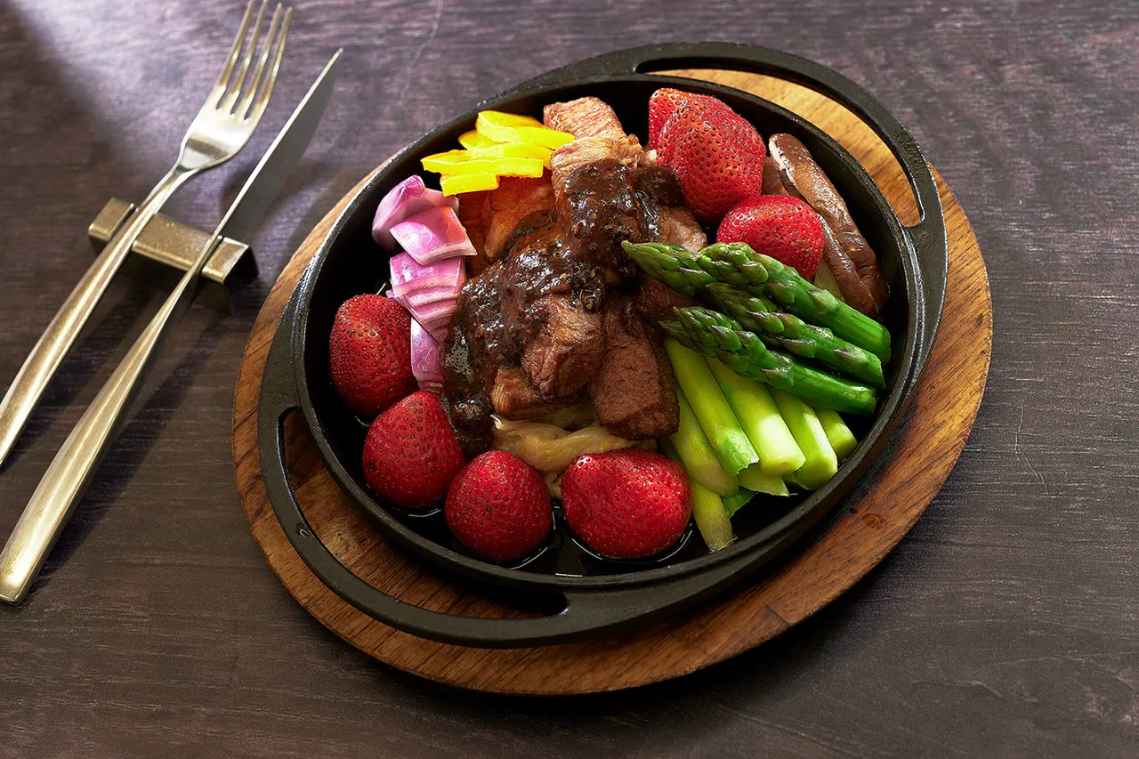 凱華樓中華料理「草莓鐵板和牛肉」則以果香酸甜平衡油脂，清爽收尾。JR東日本大飯店台北提供