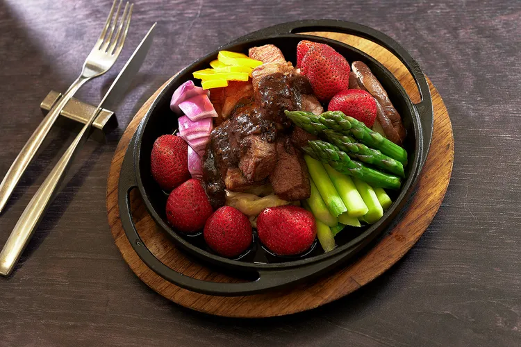 凱華樓中華料理「草莓鐵板和牛肉」則以果香酸甜平衡油脂，清爽收尾。JR東日本大飯店台北提供