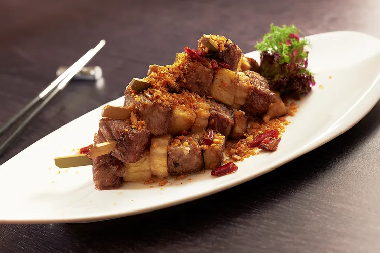 凱華樓中華料理「孜然波蘿烤和牛」透過香料堆疊香氣。JR東日本大飯店台北提供