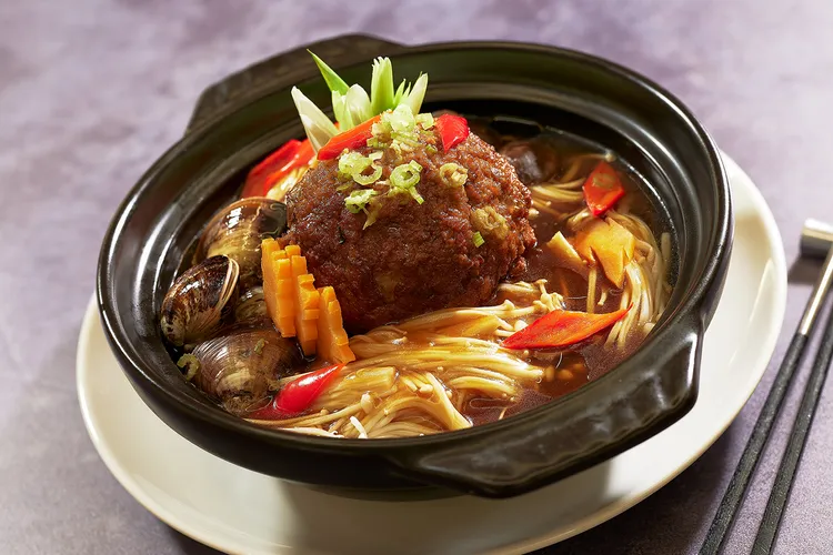 凱華樓中華料理「砂鍋紅油和牛獅子頭」以辛香紅油襯托牛肉甜潤。JR東日本大飯店台北提供