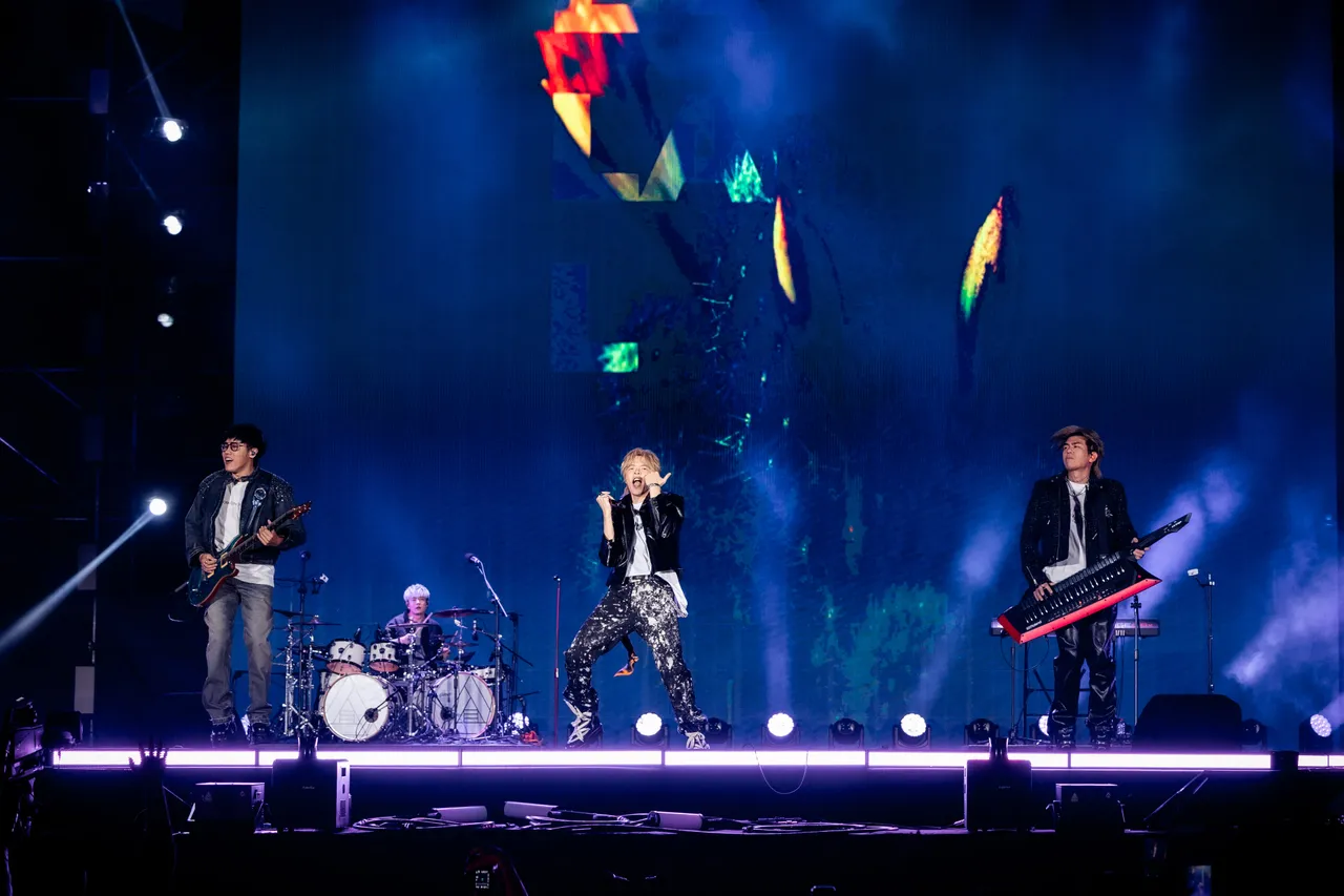 八三夭霸气宣告：「现场是我们2026年的第一场演唱会。」年代提供