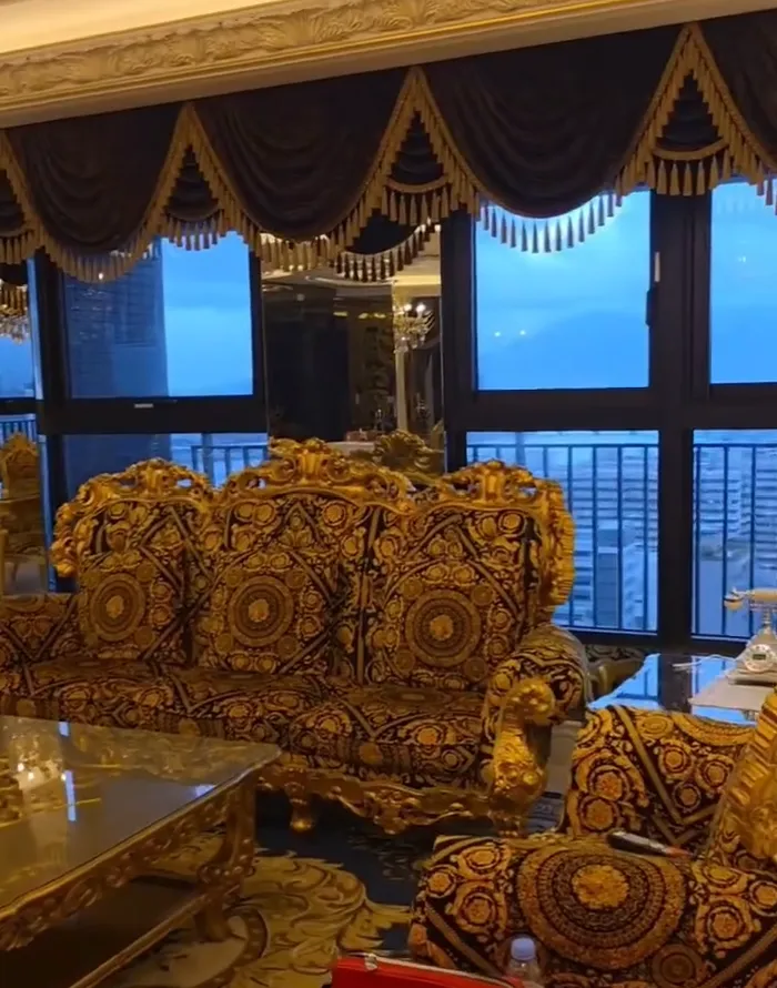 吊车大王胡汉䶮位于西门町的豪宅，窗外可看大稻埕烟火。翻摄启德机械起重工程脸书