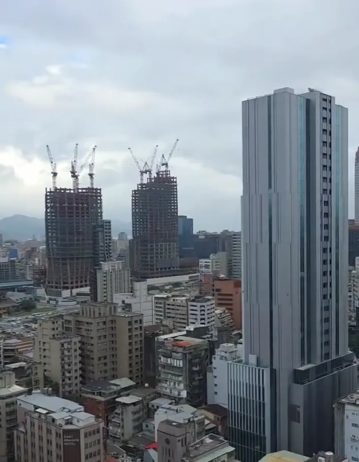 吊车大王胡汉䶮西门町豪宅，阳台可见双子星。翻摄启德机械起重工程脸书