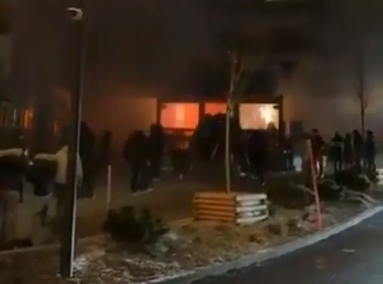 社群媒體上流傳的畫面疑似拍到建築物內部起火燃燒，相關影像仍待查證。翻攝X