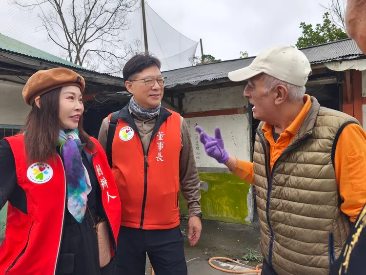 雨揚老師關心災民。雨揚慈善基金會提供