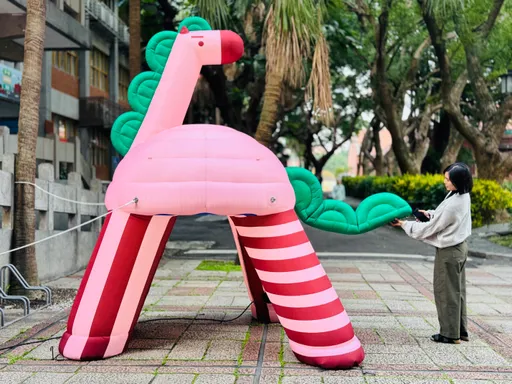 淡水古蹟博物館「充氣馬」驚艷現身　推限定聯名禮盒為馬年祝福「打氣」