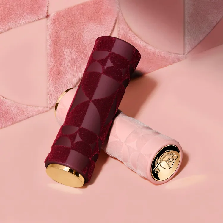 蘭蔻絕對完美唇膏絲絨霧感情人節絨粉桃心限定包裝。品牌提供