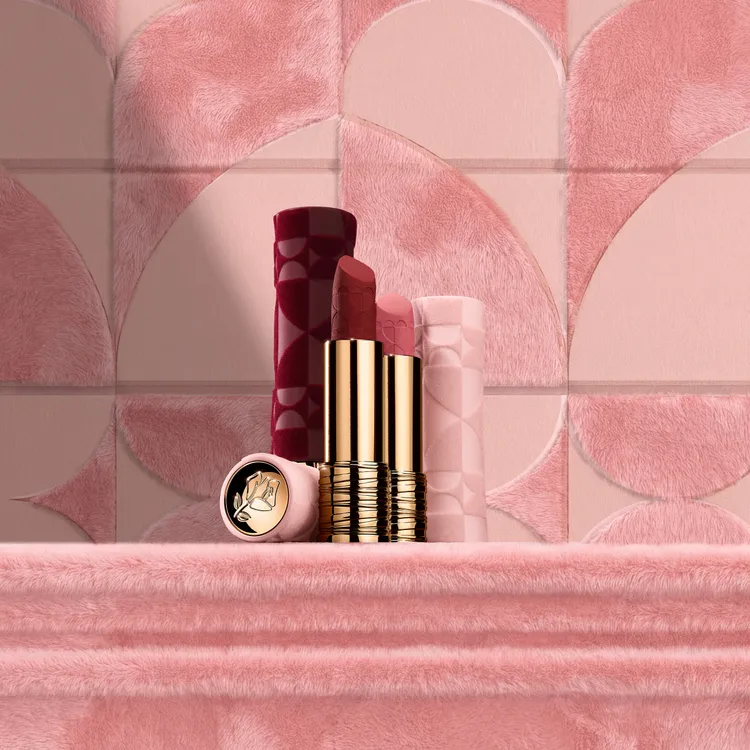 蘭蔻絕對完美唇膏絲絨霧感情人節絨粉桃心限定包裝。品牌提供