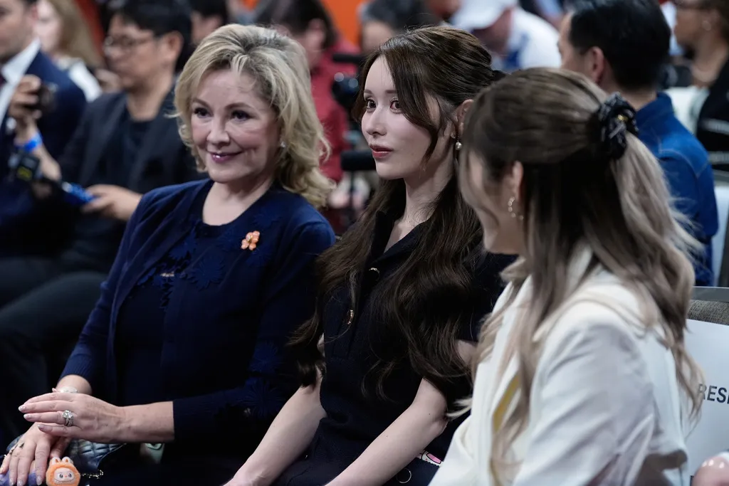 今井达也妻子(中) 外型亮丽。  美联社