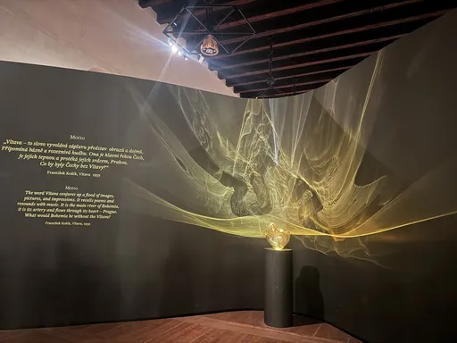 伏尔塔瓦河水完成两个月接力　送抵布拉格城堡参展