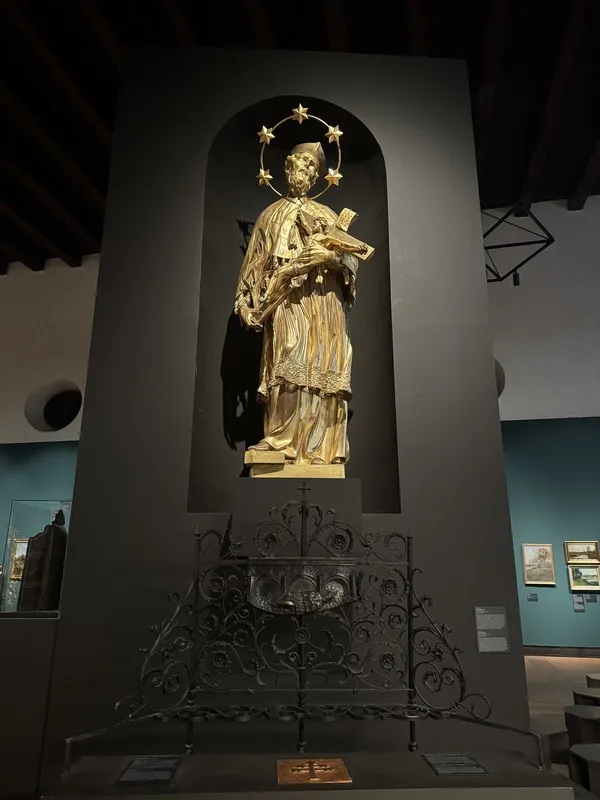 近期布拉格城堡舉辦的「伏爾塔瓦河」（Vltava）特展，在重要的雕塑展品中，有聖人「內波穆克」（St. John of Nepomuk）木雕，此作品後來成為查理大橋著名青銅雕像的範本。 中央社