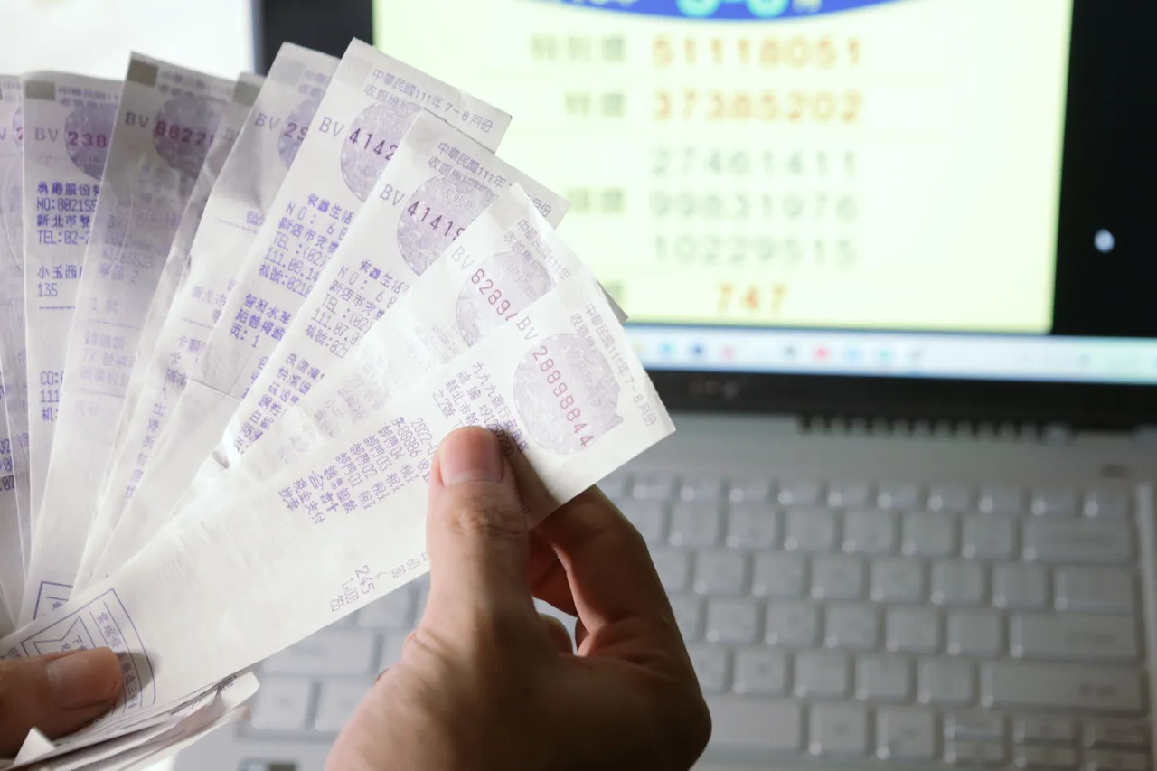 有别于电子发票，传统长条型的纸本发票，可投入纸类资源回收桶。资料照