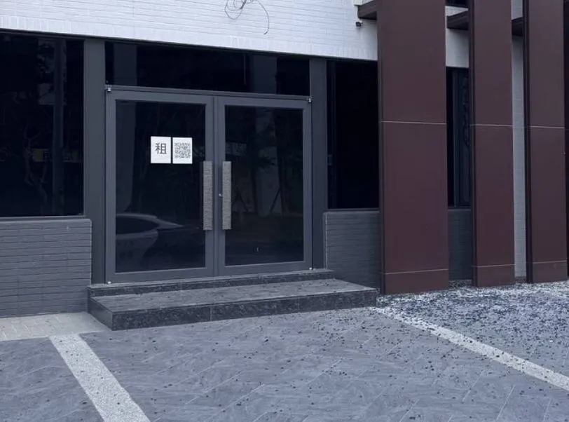 大樓1樓滿地碎玻璃。民眾提供