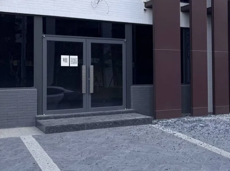 大樓1樓滿地碎玻璃。民眾提供