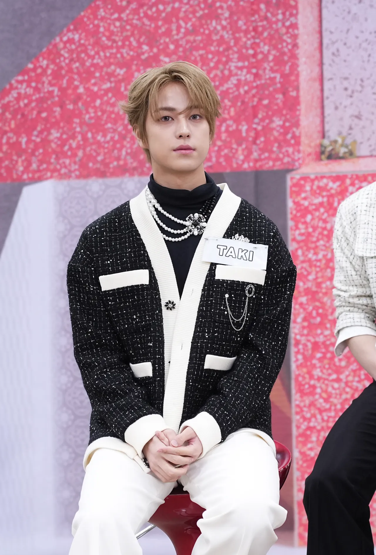 TAKI也染了新髮色，秀出招牌中文「請幫幫我」。彭欣偉攝