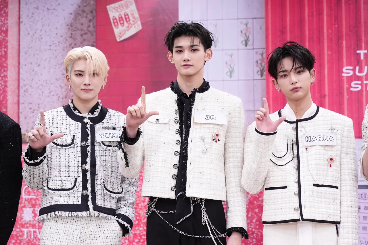 YUMA（左起）、JO、HARUA比出代表粉絲LUNÉ的手勢。彭欣偉攝