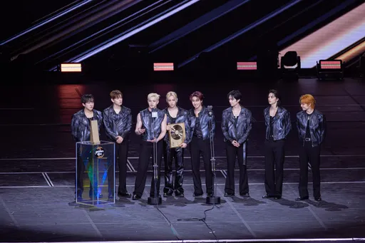 金唱片｜宋仲基颁年度专辑给Stray Kids！Jennie连夺4奖急上台笑「脸都乱了」