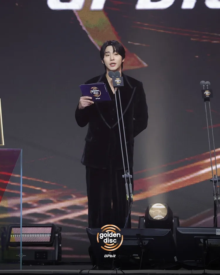 安孝燮頒發最佳團體獎給MONSTA X。翻攝金唱片IG