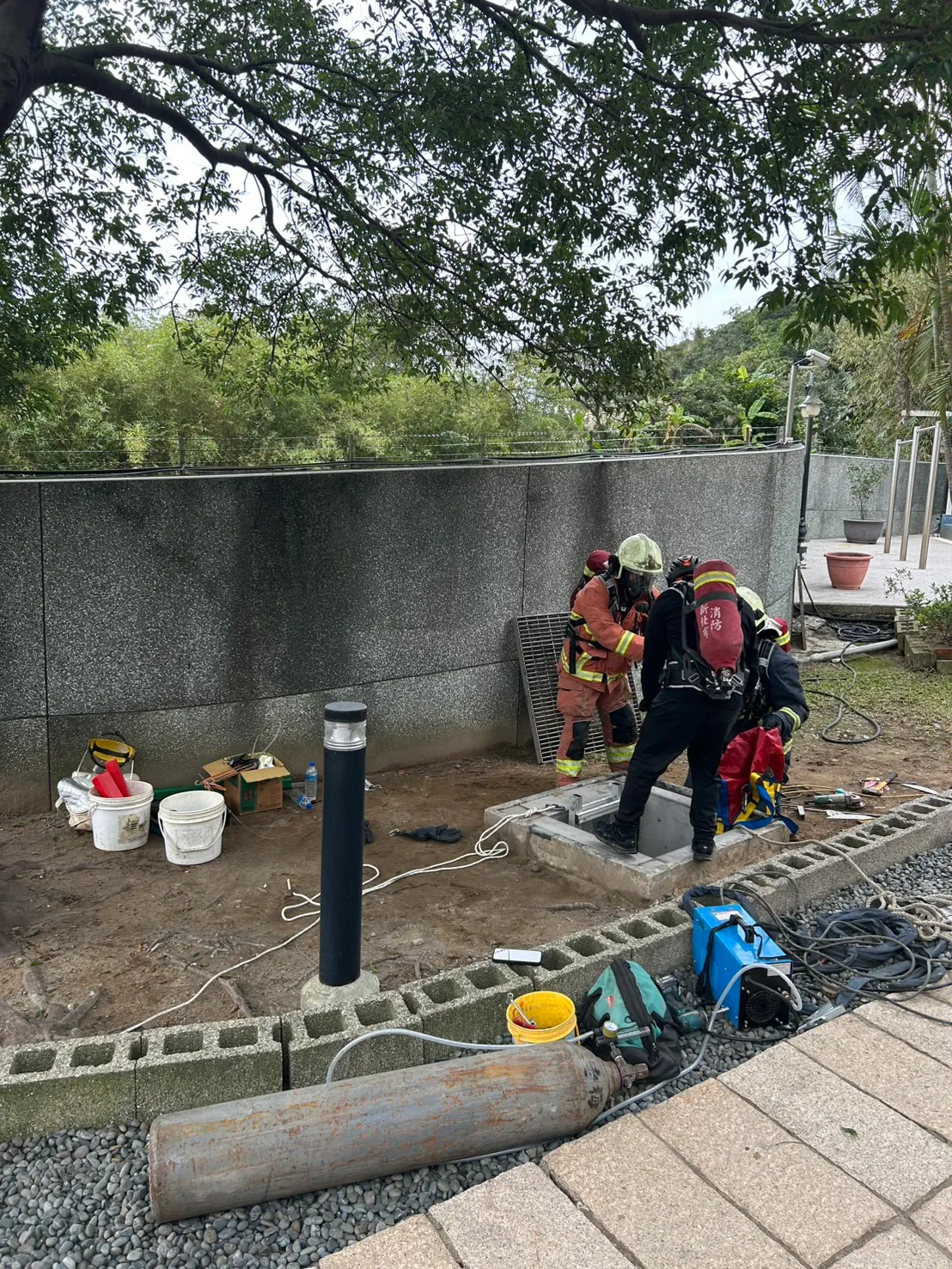 消防人員到場將2人救出。翻攝畫面