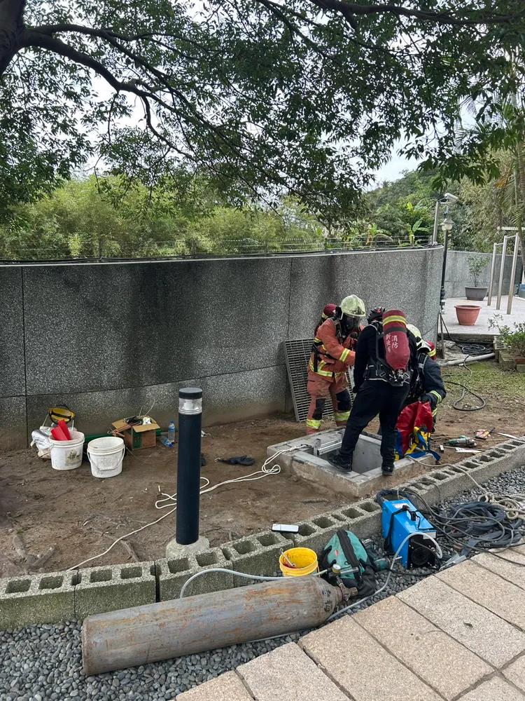 消防人員到場將2人救出。翻攝畫面