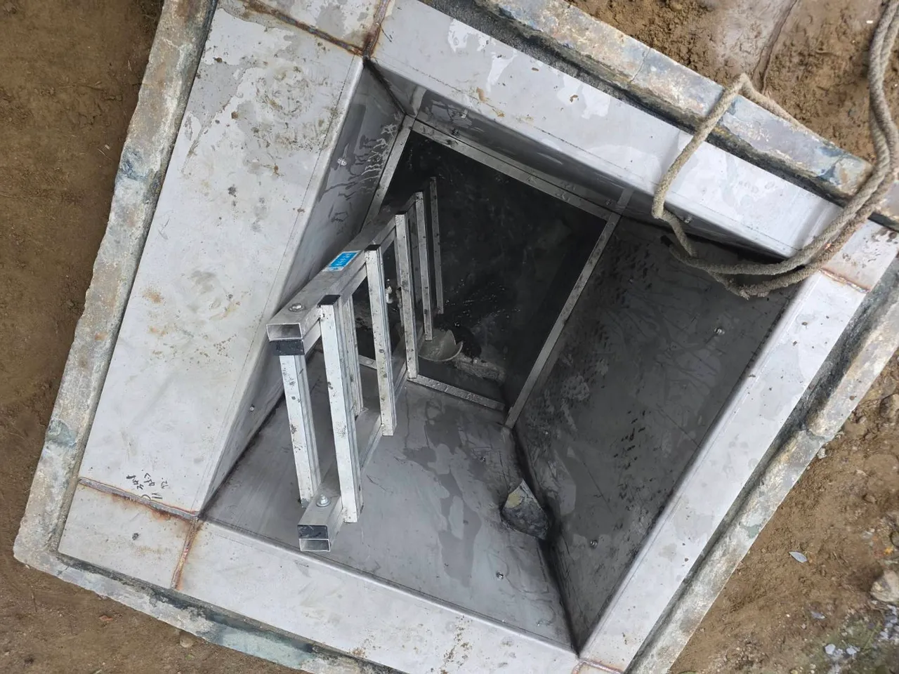 工人於涵洞內作業時昏迷。翻攝畫面