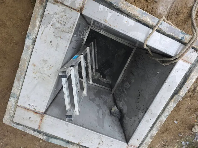 工人於涵洞內作業時昏迷。翻攝畫面