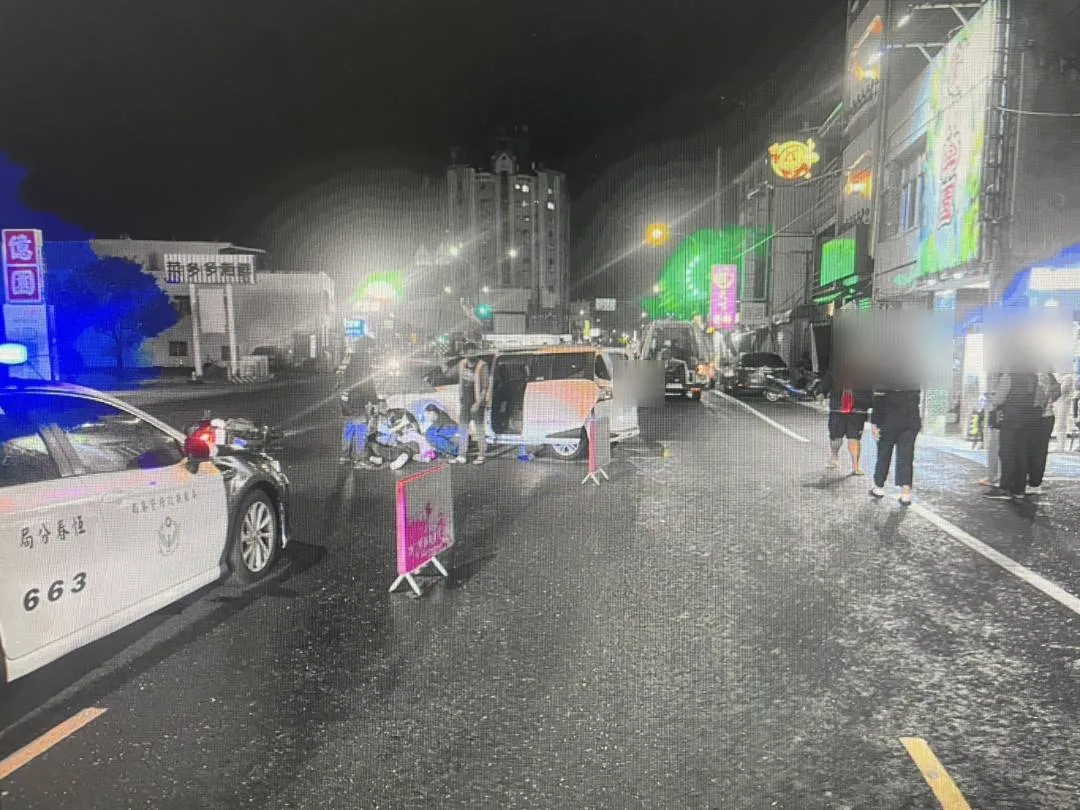 女騎士滑進車底，目擊者趕緊救援。翻攝畫面