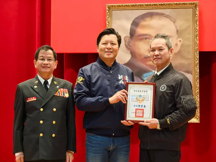 朱惕之(左二)祝福感謝即將退休的烏來分隊小隊長林慶章。翻攝畫面