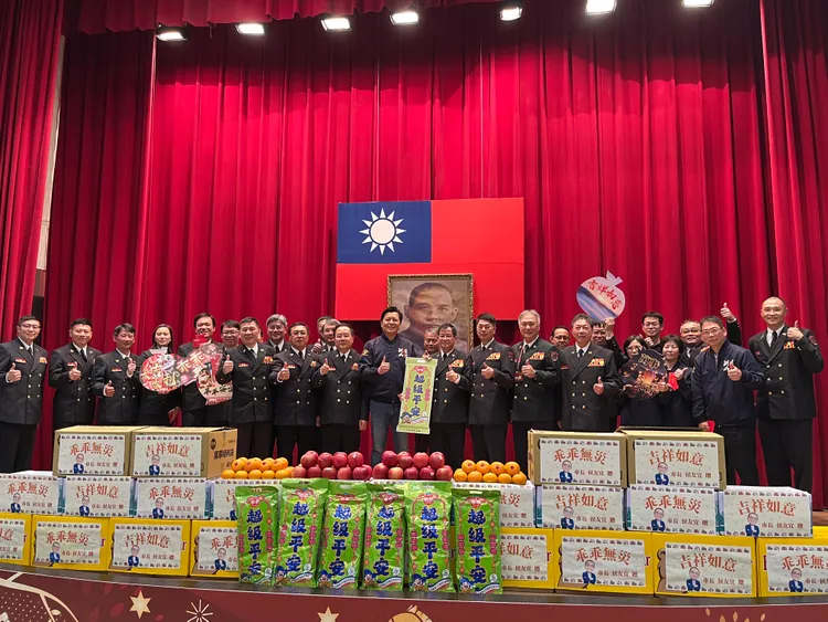 朱惕之春節慰問新北市政府消防局。翻攝畫面