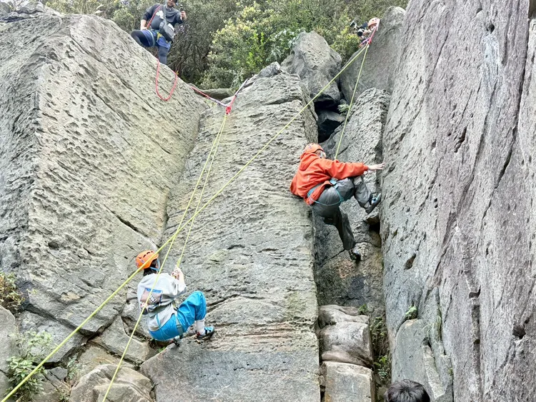 籃籃（左）和楊繡惠努力往上爬。民視提供