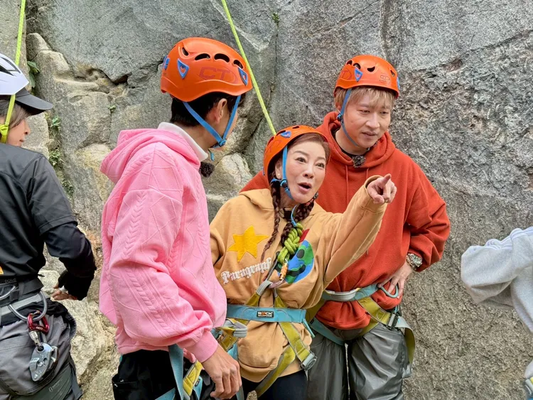 被「質疑」的楊繡惠（中）向阿翔（左）及張立東抱怨，並打頭陣，率先挑戰攀岩。民視提供
