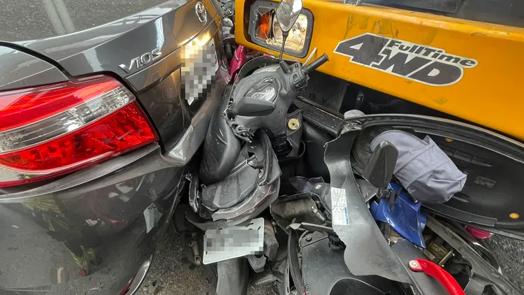 現場共11輛汽機車被撞，機車被夾扁。民眾提供