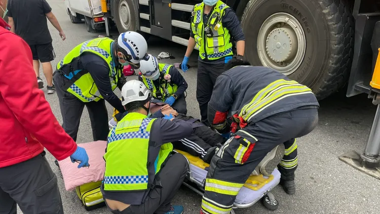 消防人員將傷者送醫。民眾提供