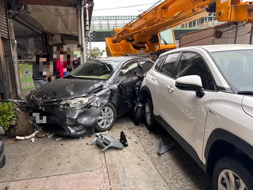 畫面曝光！苗栗恐怖吊臂車衝撞11輛汽機車　外送員受困車底重傷